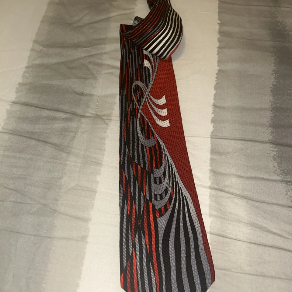 Gravata de seda vintage Vitaliano Pancaldi vermelha geométrica feita à mão seda italiana - Imagem 3 de 4