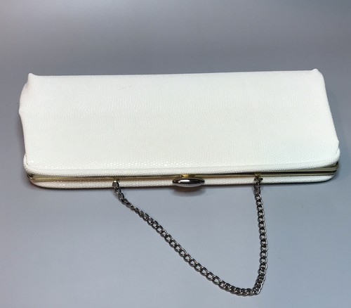 Vintage White Pebbled Leather Clutch With Fabulous Red Interior And Chain - Imagen 2 de 7