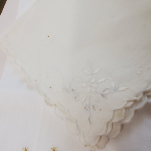 Lotto taglierini biancheria vintage 9 oz 11 pezzi tovaglioli strofinacci ricamo pizzo Battenburg - Foto 8 di 9