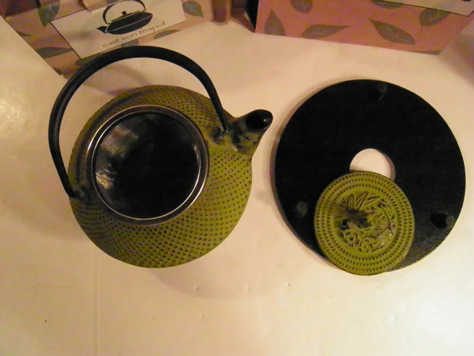 Hues N Brews GREEN cast iron Teapot With trivet NIB - Image 4 of 4