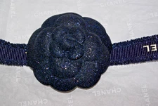 CHANEL NOEL 2025 CAMELIA TISSU RIGIDE BLEU NUIT PAILLETTES OR & SON RUBAN NEUF