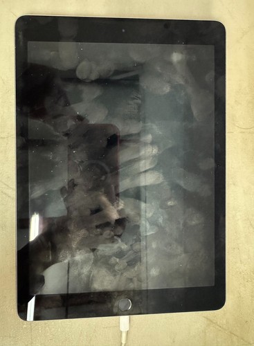 READ ** Apple iPad Pro 1st Gen (2016) A1673 32GB 9.7" Space Gray (WiFi) #127 - Picture 2 of 3