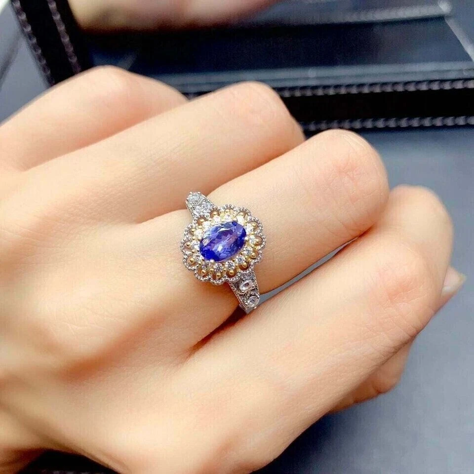 Anillo de compromiso con halo de tanzanita azul simulado de corte ovalado enchapado en oro blanco de 14 k Foto 4 de 4