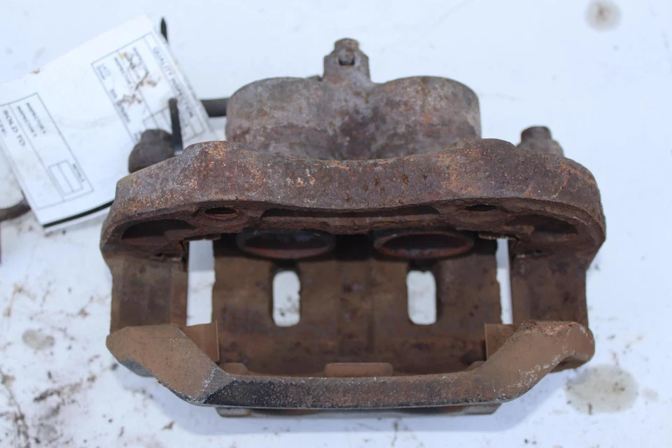 Pinza de freno delantera izquierda Infiniti Q45 M45 2002 con manguera OEM Foto 2 de 3