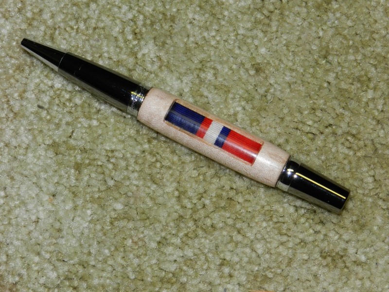 Militaria: Twist Pen with the Kosovo Campaign Ribbon in the Curly Maple Body
