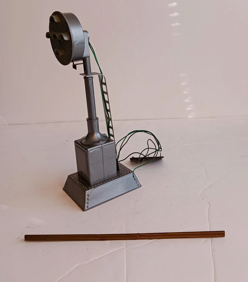LOUIS MARX No. 1404 AUTOMATIC BLOCK SIGNAL - Image 2 of 4