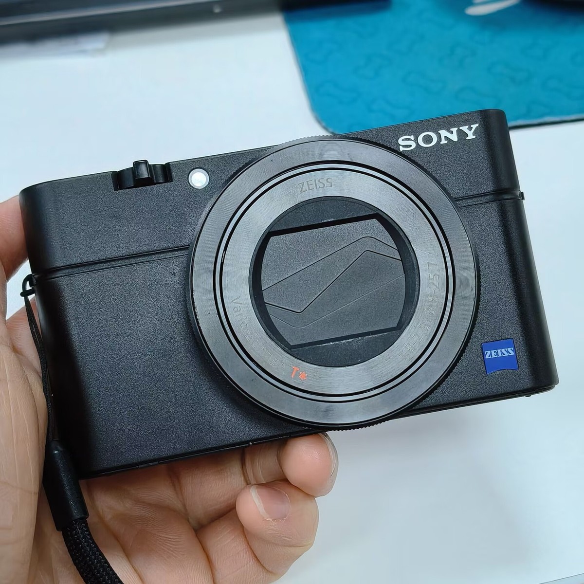 Sony Cyber-shot DSC-RX100 III 20.2MP 2.9x Optical Zoom Digital