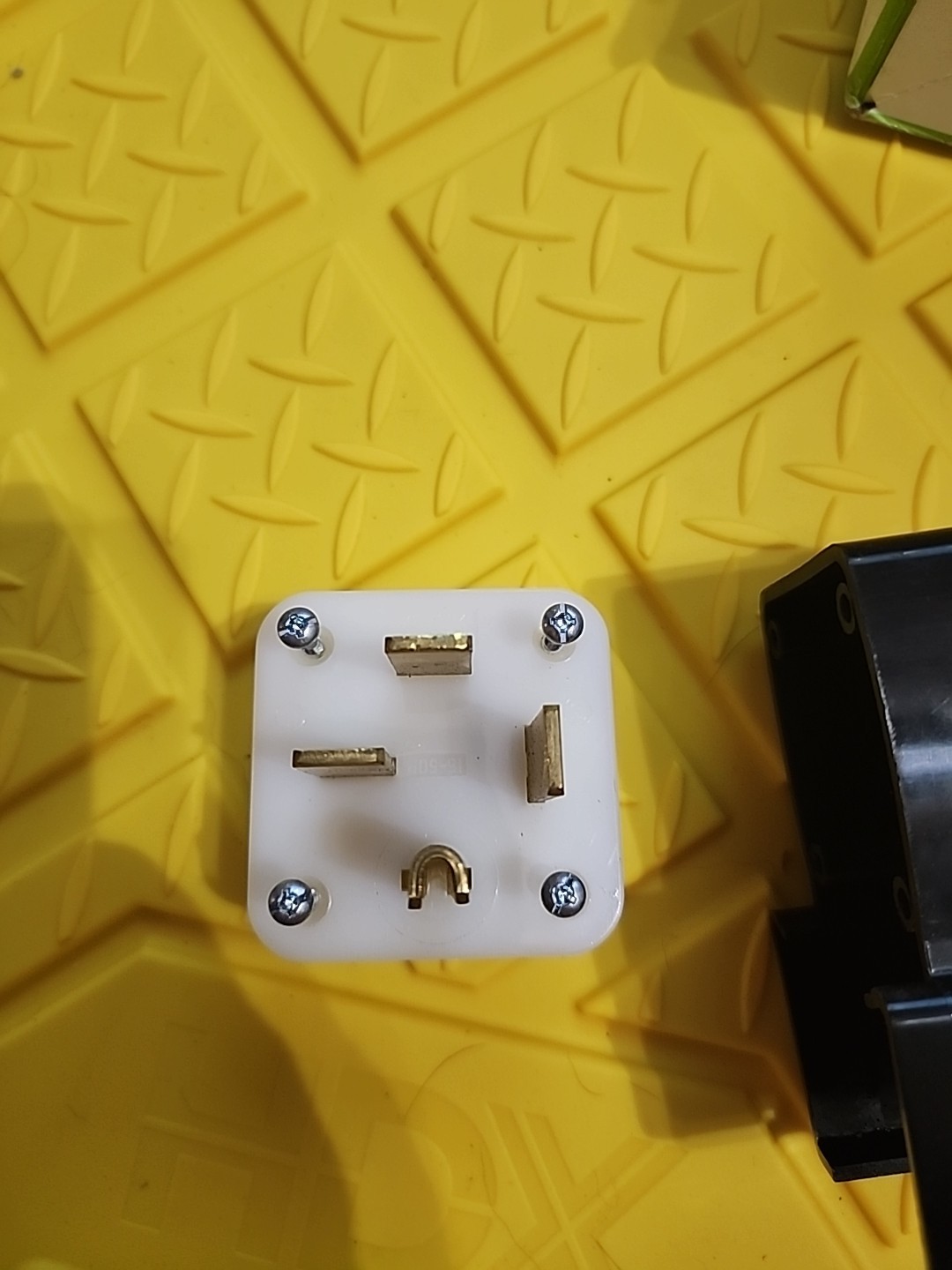 LEVITON 2POLE 3WIRE STRAIGHT BLADE ANGLE PLUG 9650-P 50A-250V