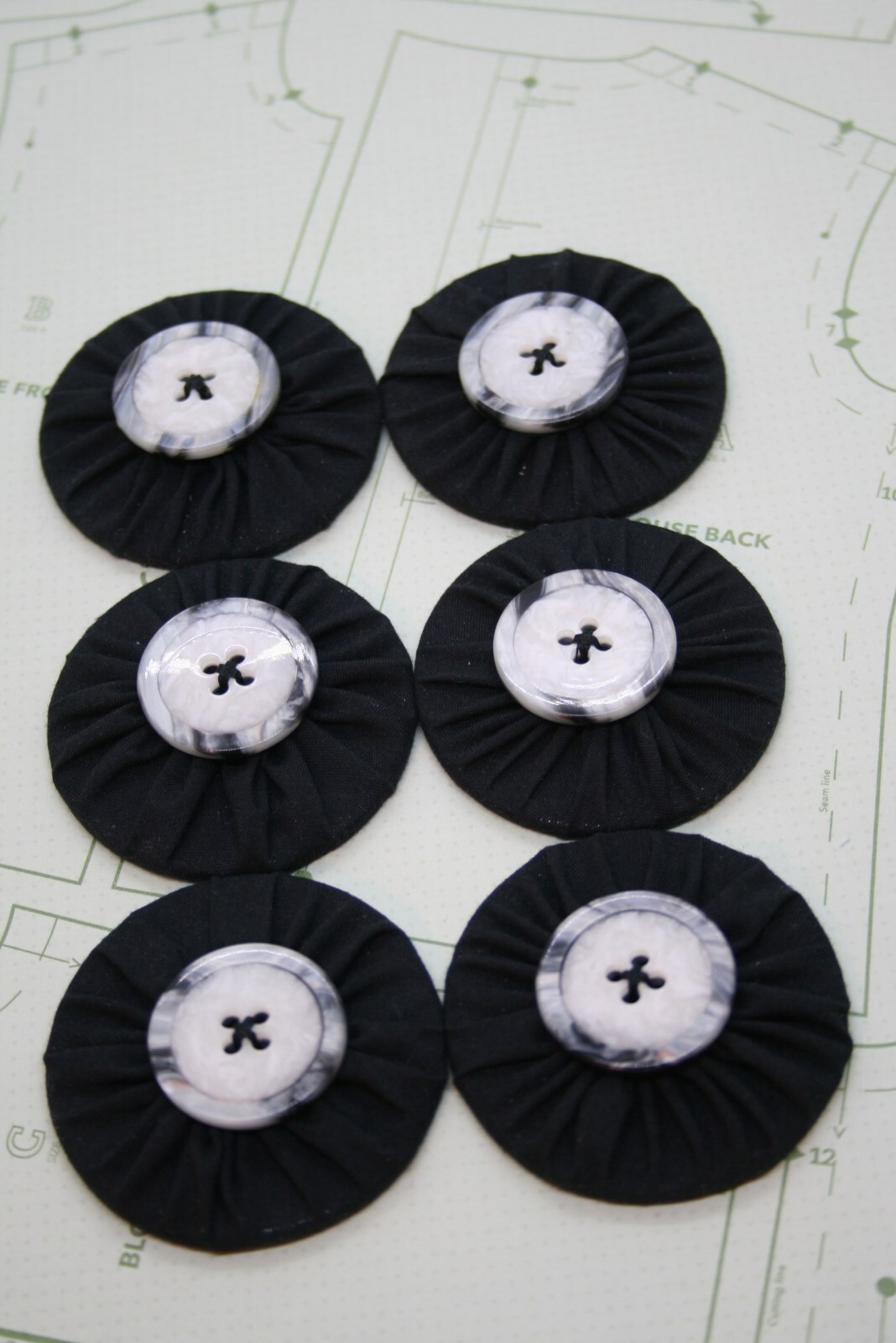 Button Pattern Weights Fabric Pattern/Tailor/Sewing weights set of 6 black, gray and white ...
