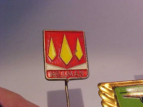 LOTTO 5: Spilla in latta metallo smaltato logo Hillman anni Sessanta  - Foto 2 di 6