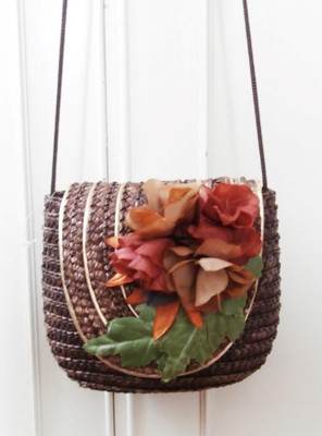Retro 1980er dunkelbraun geflochten Stroh Korb Clutch Schultertasche mit Vintage Corsage