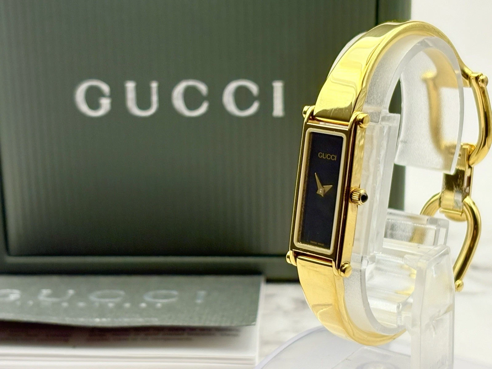 [Comme neuve   avec boite et papiers] Montre femme vintage GUCCI 1500L cadran noir doré