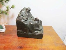 Scultura in bronzo Albin Pitscheider italiana 1877-1962 uomo che nutre uccellino