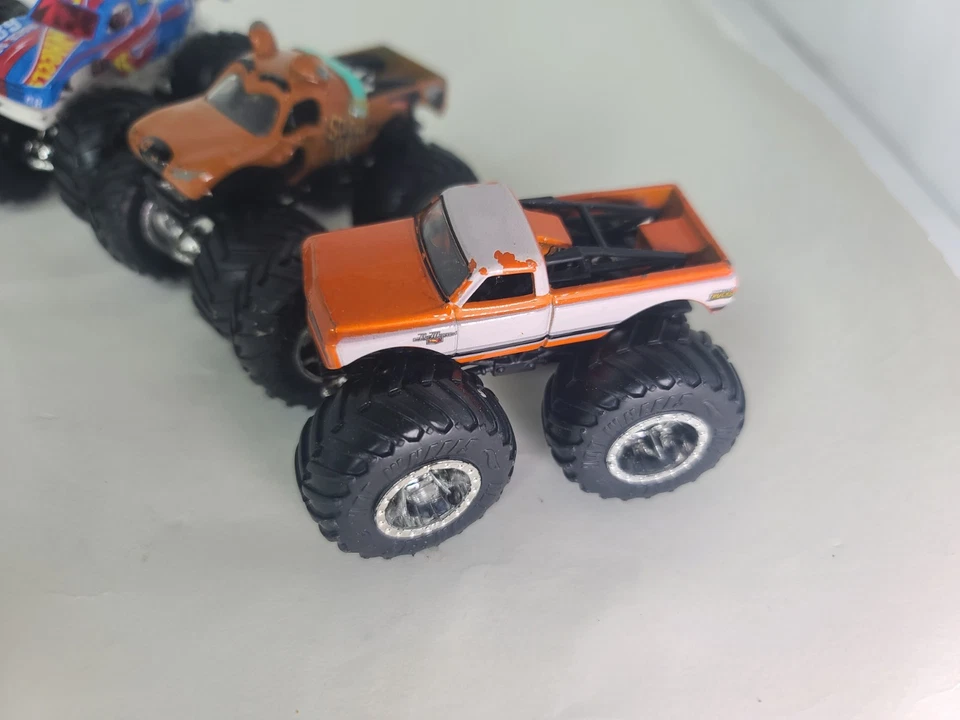 Lote de 8 caminhões Monstor Jam Scooby Firetruck Taz Gravedigger Bronco - Imagem 2 de 4
