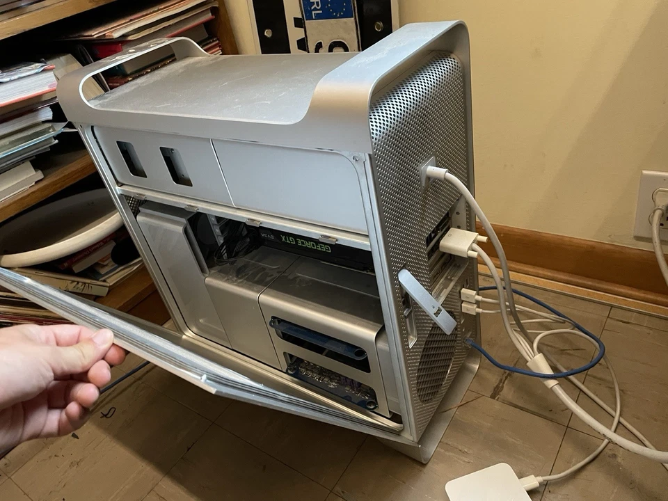 Apple Mac Pro 3,1 (Early 2008), Matching 30" Display, Keyboard & Trackpad - Image 2 of 4
