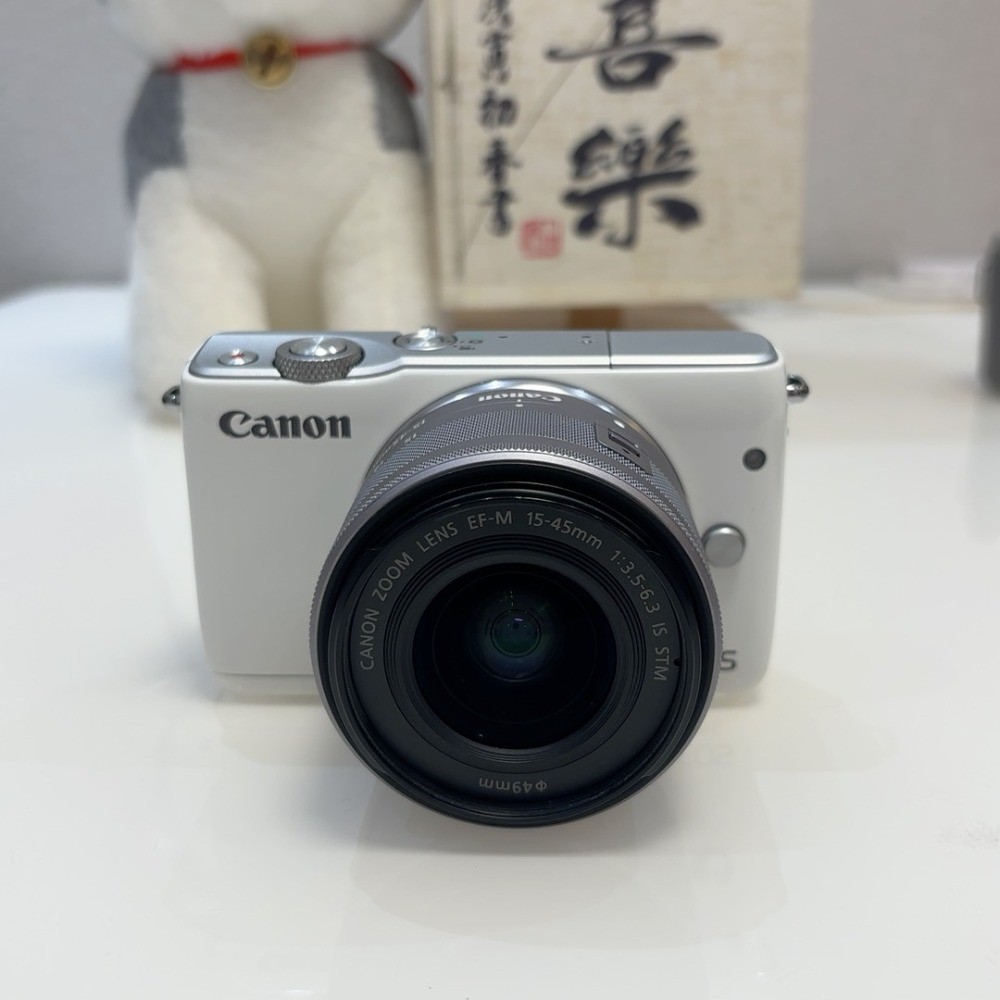 Canon EOS M10 Mirrorless Digital Camera 18.0MP with EF-M 15-45mm