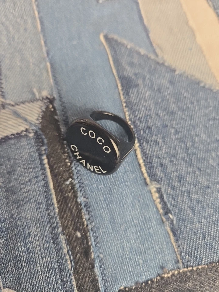 黑色树脂设计师戒指 尺寸 7 - 设计师服装珠宝首饰 — 第 3/4 张图片