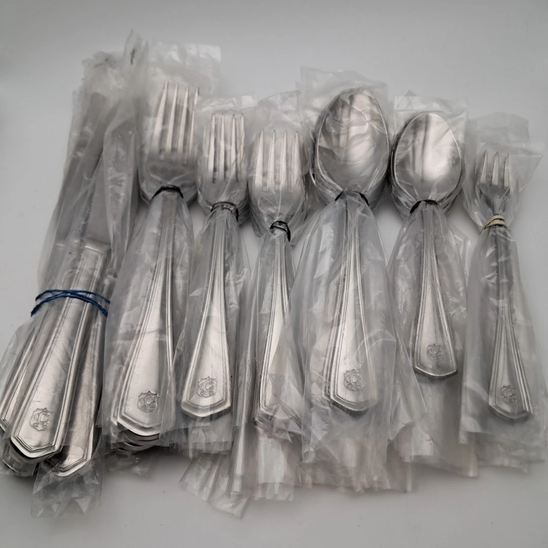 ONEIDA Calgary Universal 42 piece Set Serves 6 Persons Stainless Flatware NOS