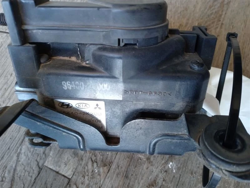 Actuador servomotor control crucero Kia Soul Plus 2010-2011 OEM 96400-2K000 Foto 2 de 4