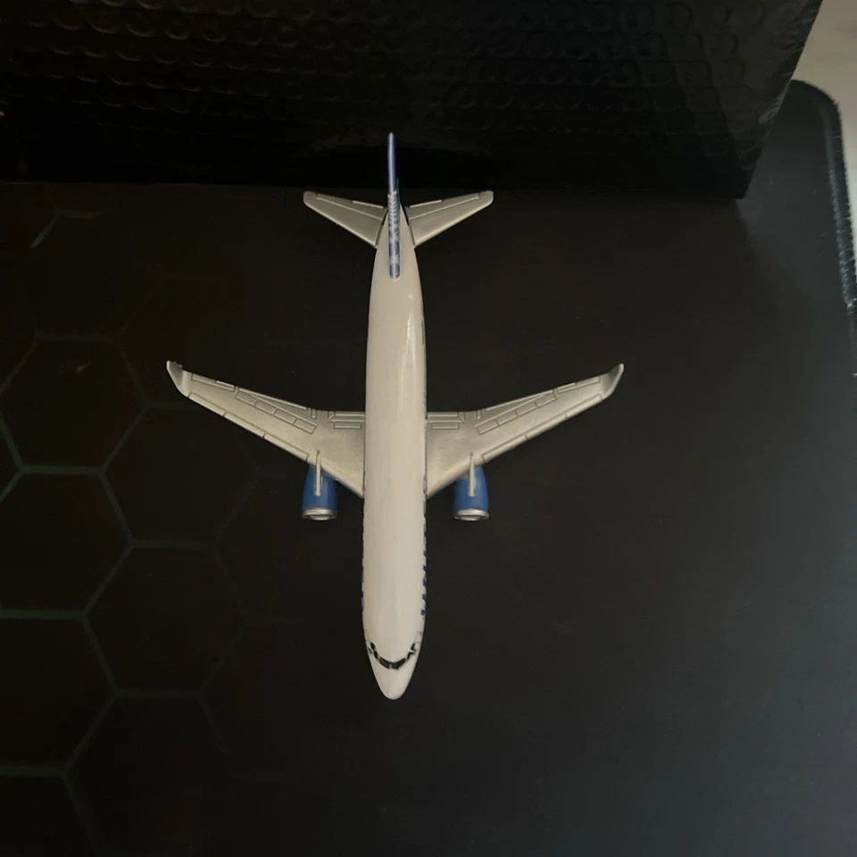 Mini modelo de avión Boeing 767-400ER lo pondrá bajo Foto 4 de 4