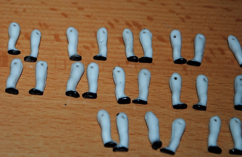 15 Paar seltene alte Puppenbeine Bisquitporzellan, 1,5cm, doll legs - Bild 2 von 3