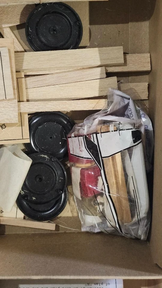 Guillows B-17G Flying Fortress Bomber 1/28 RC or Static Model - Image 4 of 4