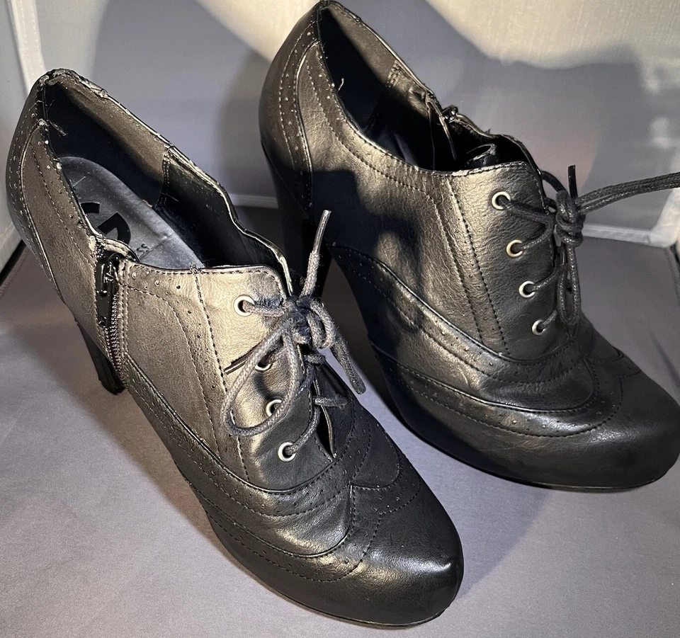 Tacón de aguja negro para mujer G by Guess talla 8 M aspecto muy gótico Foto 3 de 4