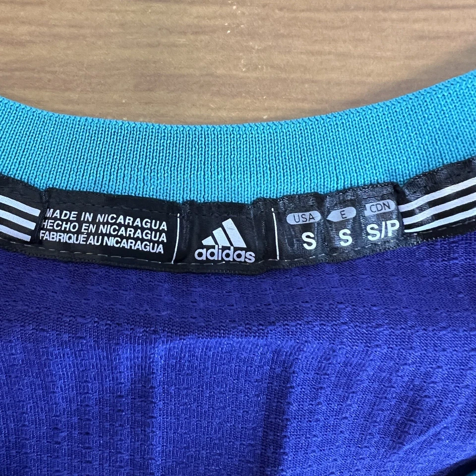 Camiseta deportiva para hombre Charlotte Hornets pequeña púrpura Adidas #15 Kemba Walker cosida Foto 2 de 4
