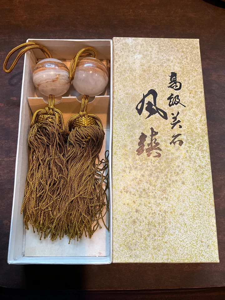 Pesas de pergamino japonesas: ónix natural con bandas con borlas trenzadas de seda dorada Foto 3 de 4