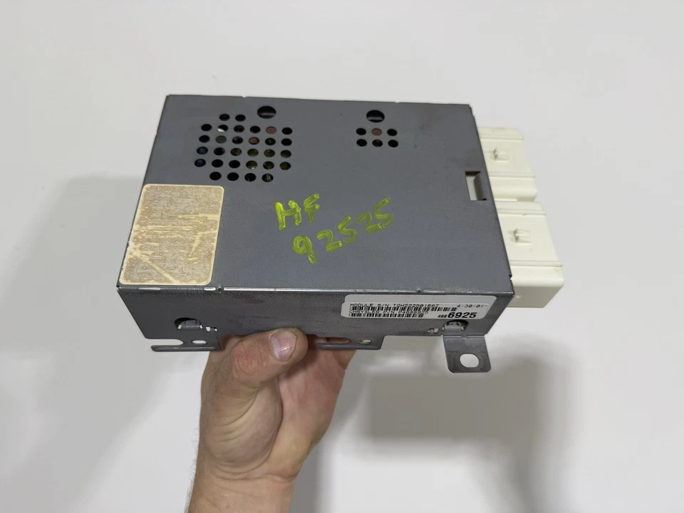 96 PLYMOUTH VOYAGER P4686925 1996 4686925 módulo de control de carrocería BCM usado OEM Foto 2 de 4