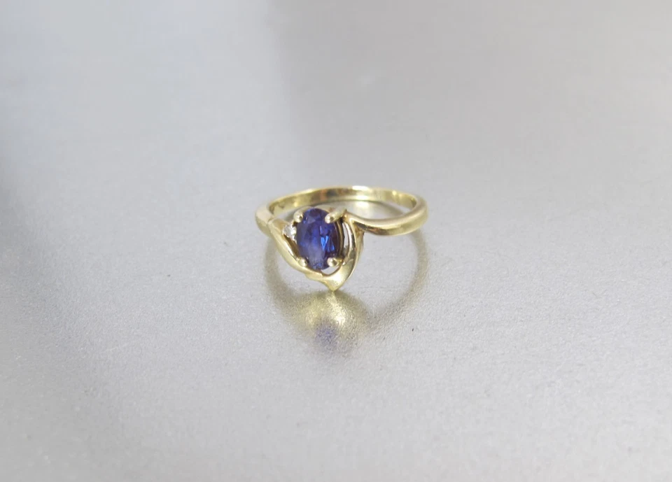 De colección. Anillo de diamantes de zafiro creado en laboratorio con cambio de color de oro amarillo de 10 quilates talla 4,50 Foto 2 de 4