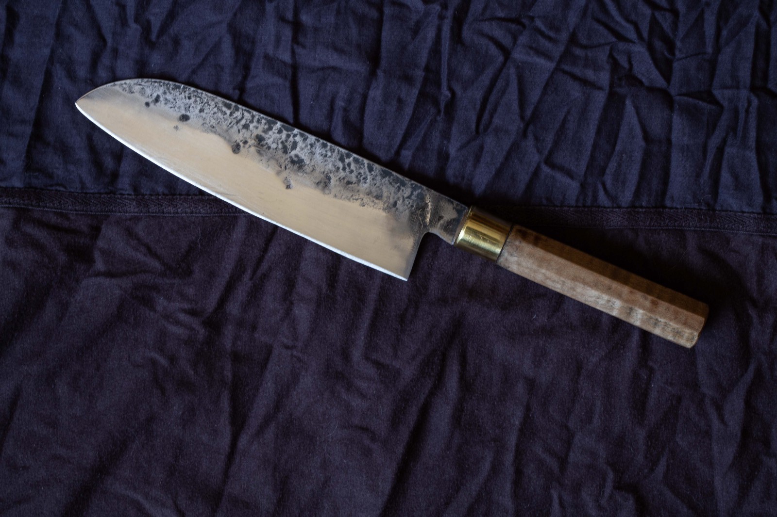 Couteau de cuisine artisanal Santoku 16cm en acier carbone XC75 pour chef