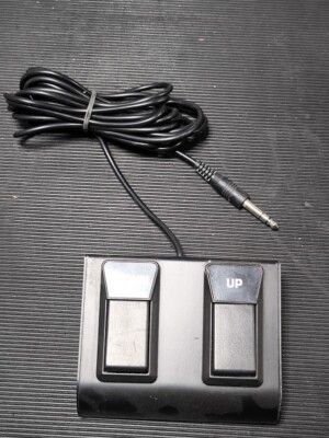 Behringer FS112V-2 Fußschalter - Gebraucht, Arbeits, Zerkratzt