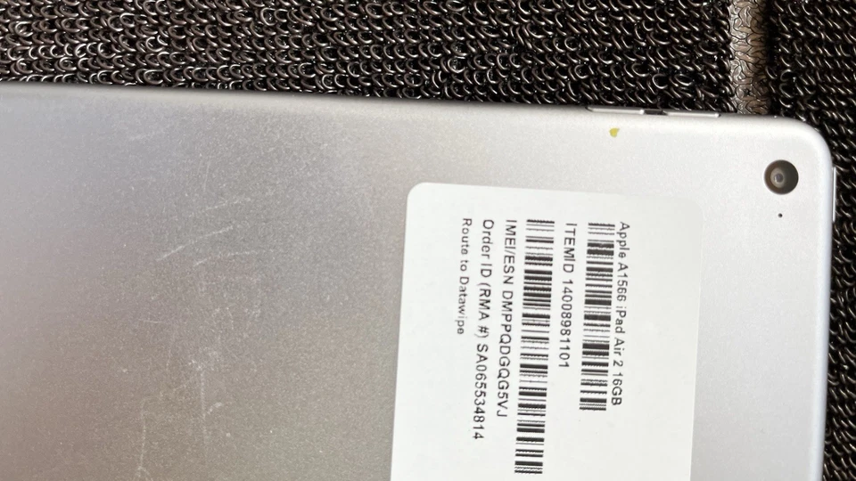 Apple iPad Air 2 9.7in Silver - 16GB  - (WIFI + Cellular) - Unlocked - Image 2 of 4