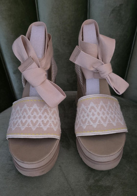 UGG Australia Damen Keilabsatz Sandalen Stoff Schleife Stickerei Beige Rosa 41