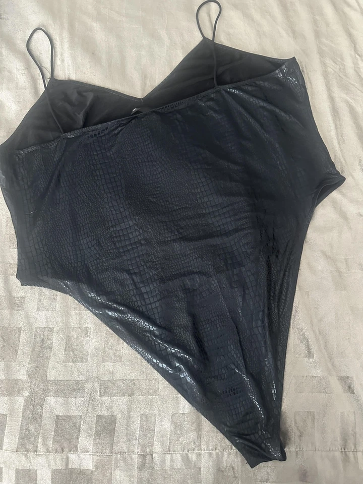 Body Shein Curve para mujer 5XL negro imitación cuero piel de serpiente cuello en V talla grande Foto 2 de 4