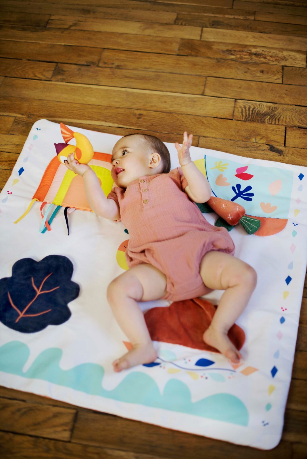 Tapis d'éveil Gabin Lapin motricité avec jouets cache-cache pour stimuler les sens de bébé