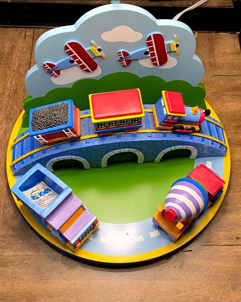 Lámpara de mesa vintage PJ Kids 15062 vehículos de madera tren camiones y aviones Foto 3 de 4