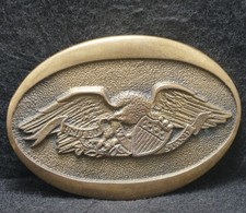 XB27154 VINTAGE 1976  UNITED WE STAND  EAGLE W/ SHIELD PATRIOTIC BELT BUCKLE