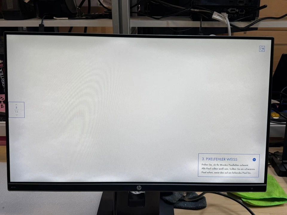 HP Z23n 23-Zoll Monitor IPS FHD 1920x1080 DP HDMI VGA USB (Druckstellen stark) - Bild 2 von 3