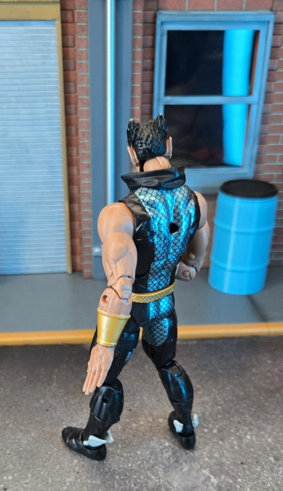 Figura de acción exclusiva de 6" Marvel Legends Avengers Fantastic Four Namor Foto 4 de 4