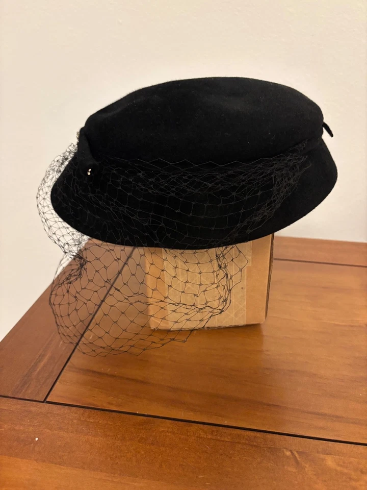 Sombrero de diseñador vintage años 50 Eva Mae Modes con red, negro Foto 2 de 3