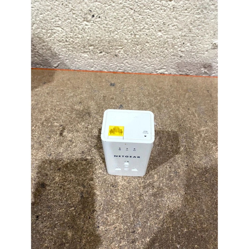 Netgear XAV5421 Powerline 500+ Outlet Adapter White UK Plug Single Ethernet Port - Image 2 of 4