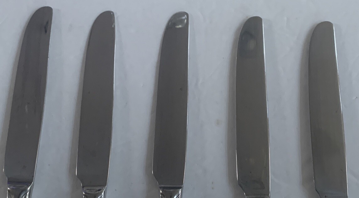 (5) Pc Hampton Silversmiths Nobility 18/10 Stainless S. Dinner Knives Serrated