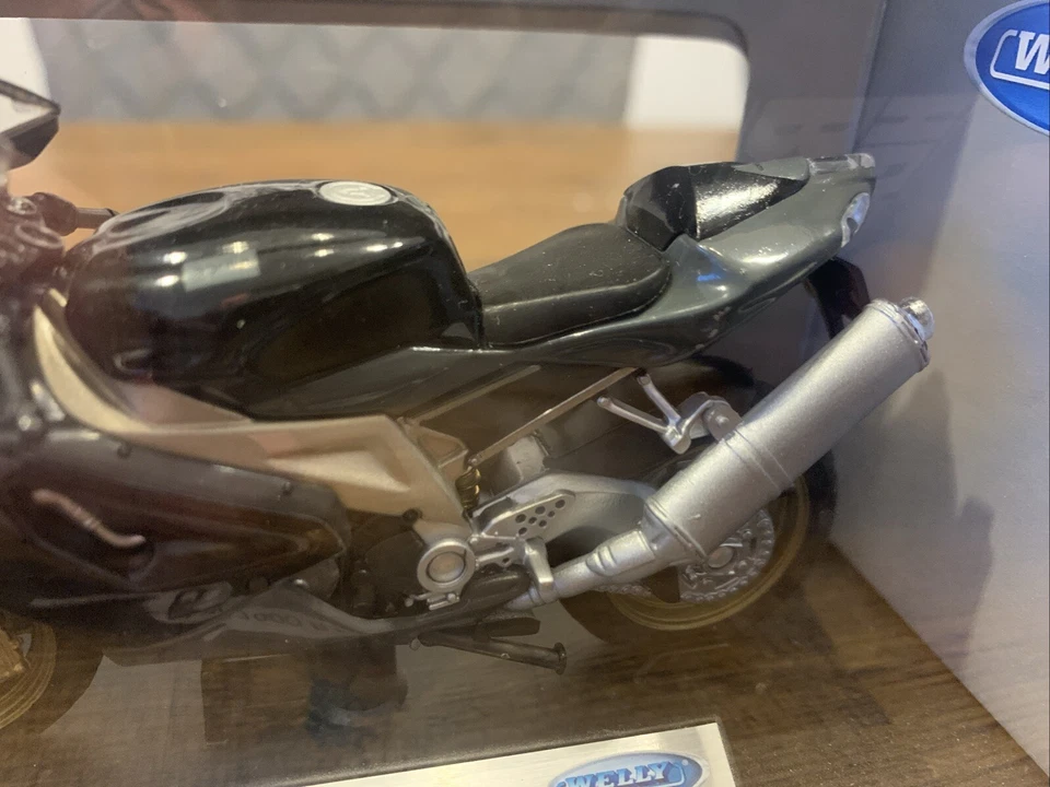 Welly 1-18 Diecast Aprilia RSV 1000 R Factory  - Image 4 of 4