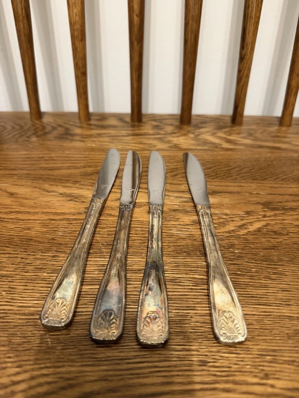 Set of 4 AMSILCO 245 Steak Knives - Shell & Fleur-de-lis Pattern - Vintage Flat