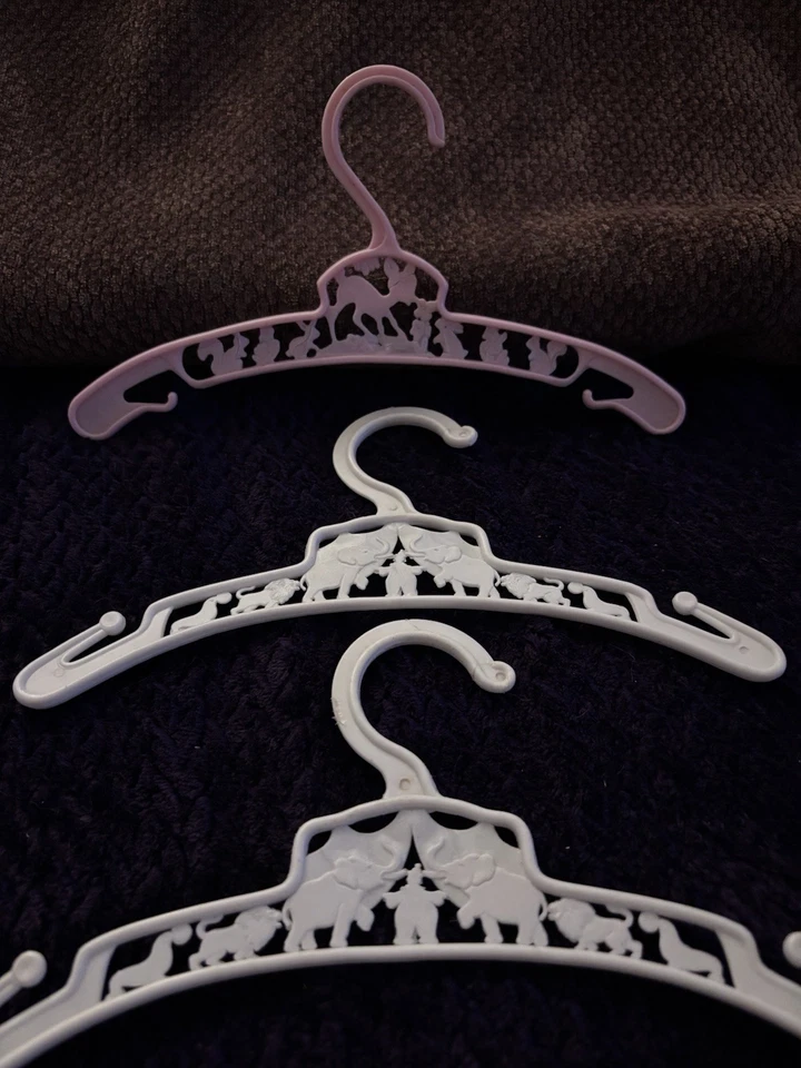 Juego de 6 perchas infantiles vintage de plástico años 60 Foto 3 de 4