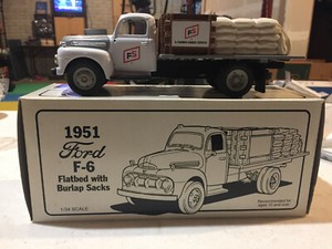 Ford-F-6-1951-Illini-FS-Seedcorn-Flatbed-Stake-Truck-1-34-Scale-by-First-Gear
