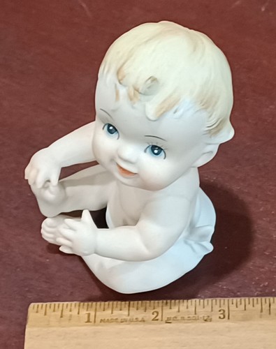 Klavier Baby Figur Junge sitzt Windel blaue Augen lächelnd Hand auf Fuß Porzellan - Bild 6 von 7