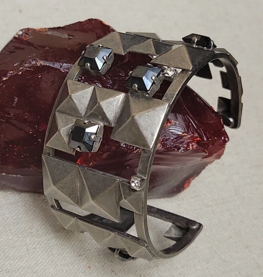 Brazalete Sorrelli Gun Metal Negro y Transparente Estrás Diseño de Tachuelas Y2K Foto 3 de 4